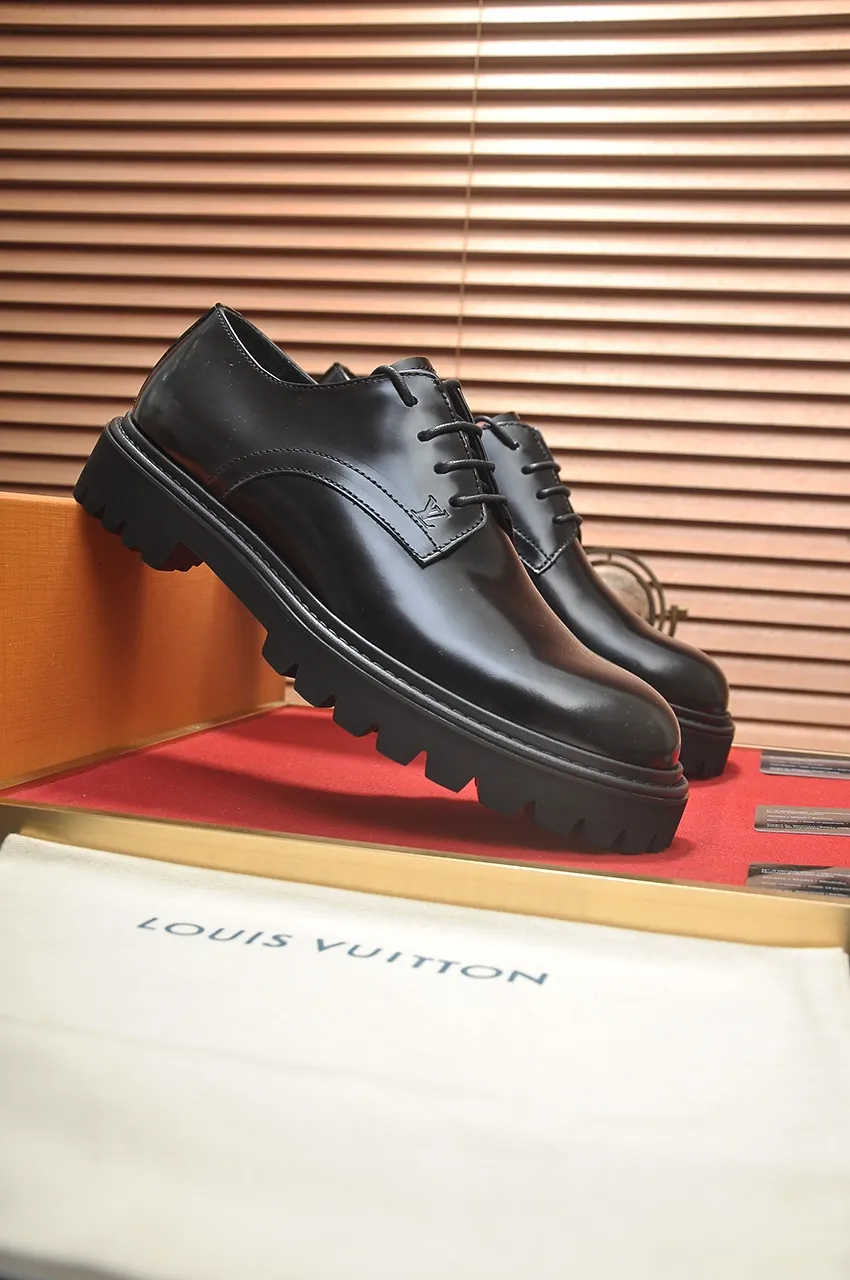 Men's men's shoes 💰640💶 [LV] (original single cowhide lining) 🍀LV's latest genuine leather business suit shoes are launched simultaneously on the official website. The first-layer cowhide imported from Italy is made of heavy gold, 💥official website 1:1 rubber outsole. Versatile to wear, high-end without losing class, and the color combination is extraordinary. This four-season style is alluring when worn on your feet, showing off your big-name flair. Standard code 38-45 (45 customized)